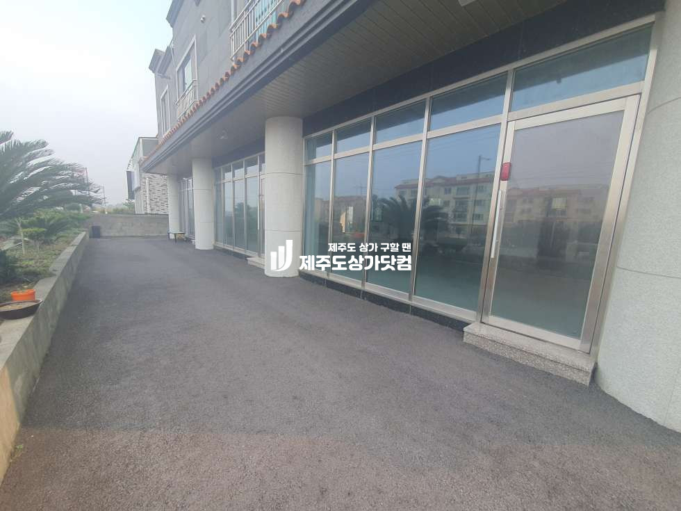 제주 제주시 조천읍 함덕리 조천읍 / 함덕리 / 조천우회로 대로변 / 노출좋은 큰평수 / 1층 무권리상가 / 월세임대 월세 매물번호 13697 사진 1