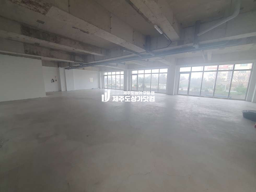 제주 제주시 조천읍 함덕리 조천읍 / 함덕리 / 조천우회로 대로변 / 노출좋은 큰평수 / 1층 무권리상가 / 월세임대 월세 매물번호 13697 사진 2