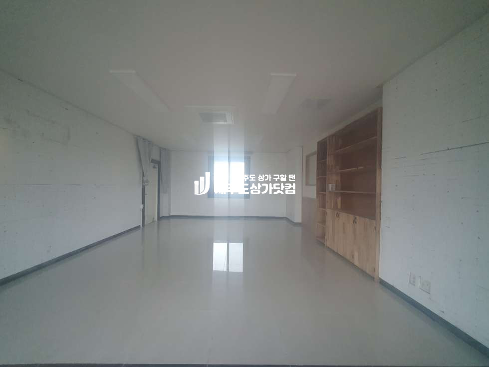 제주 제주시 조천읍 와흘리 봉개동 / 번영로 / 대로변 / 넓은평수 / 노출상가 / 1층 / 무권리 분할가능 연세 매물번호 13699 사진 3