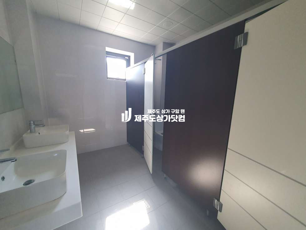 제주 제주시 애월읍 곽지리 애월읍 / 곽지해수욕장 입구 / 대로변 주차좋은 / 1.2층 무권리 상가 / 임대 연세 매물번호 13607 사진 6